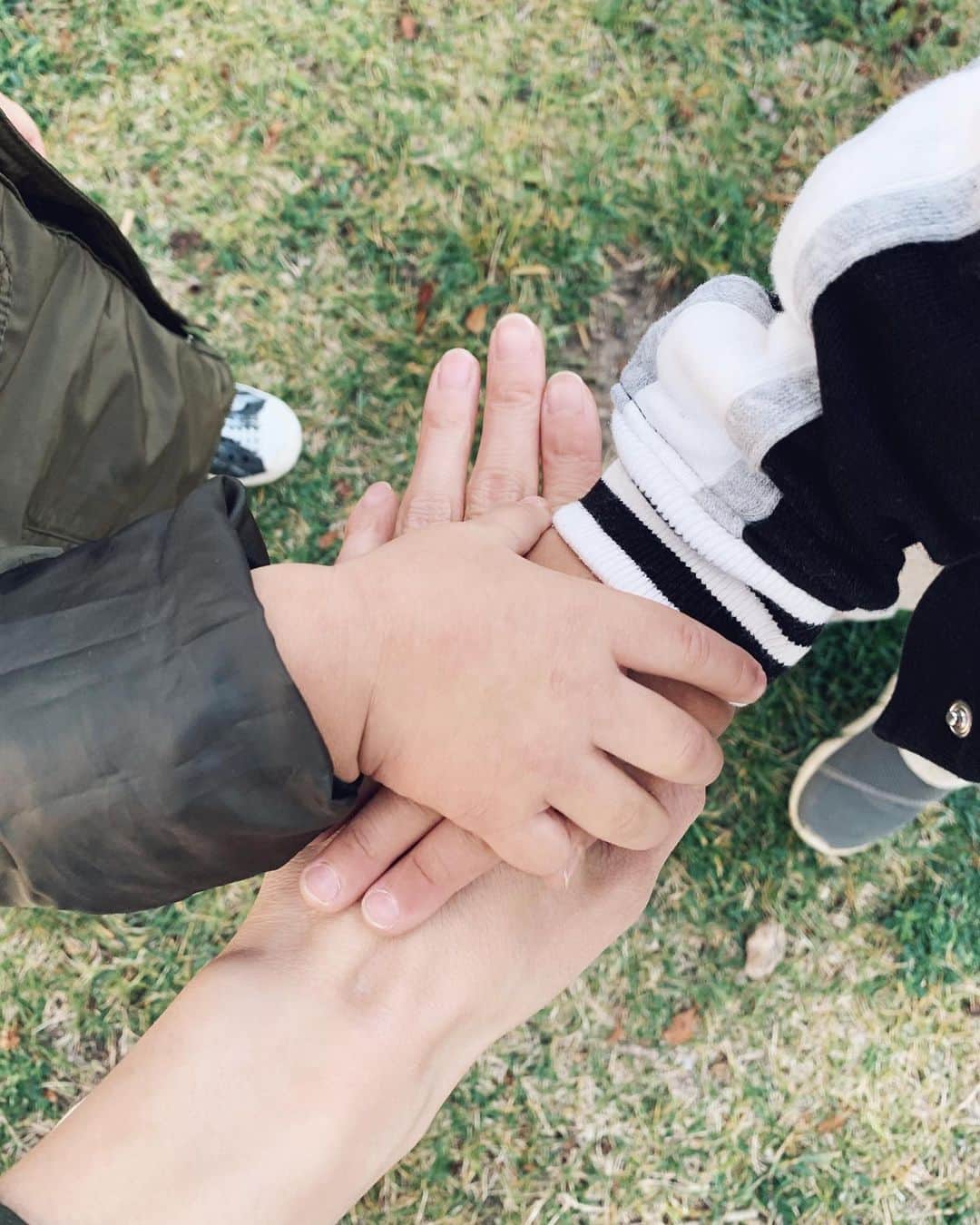 高木りなのインスタグラム：「✋🏻✋🏻✋🏻✨ しばらくの間 また3人で頑張ろー！ えいえいえいおー！ 당분간 우리 셋이서 화이팅!! 으쌰으쌰!!  . . #momandson #momlife #businesstrip #losangeles #california #とーちゃんは出張中 #ママと息子 #ロサンゼルス #아빠는출장중  #엄마와아들 #엘에이」