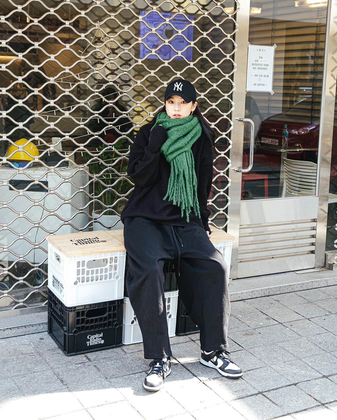 가로수길 , Seoulさんのインスタグラム写真 - (가로수길 , SeoulInstagram)「Street @eunhaneul.j 🔥 신발 뺏어갈깡 🥴」2月6日 12時19分 - jaylim1
