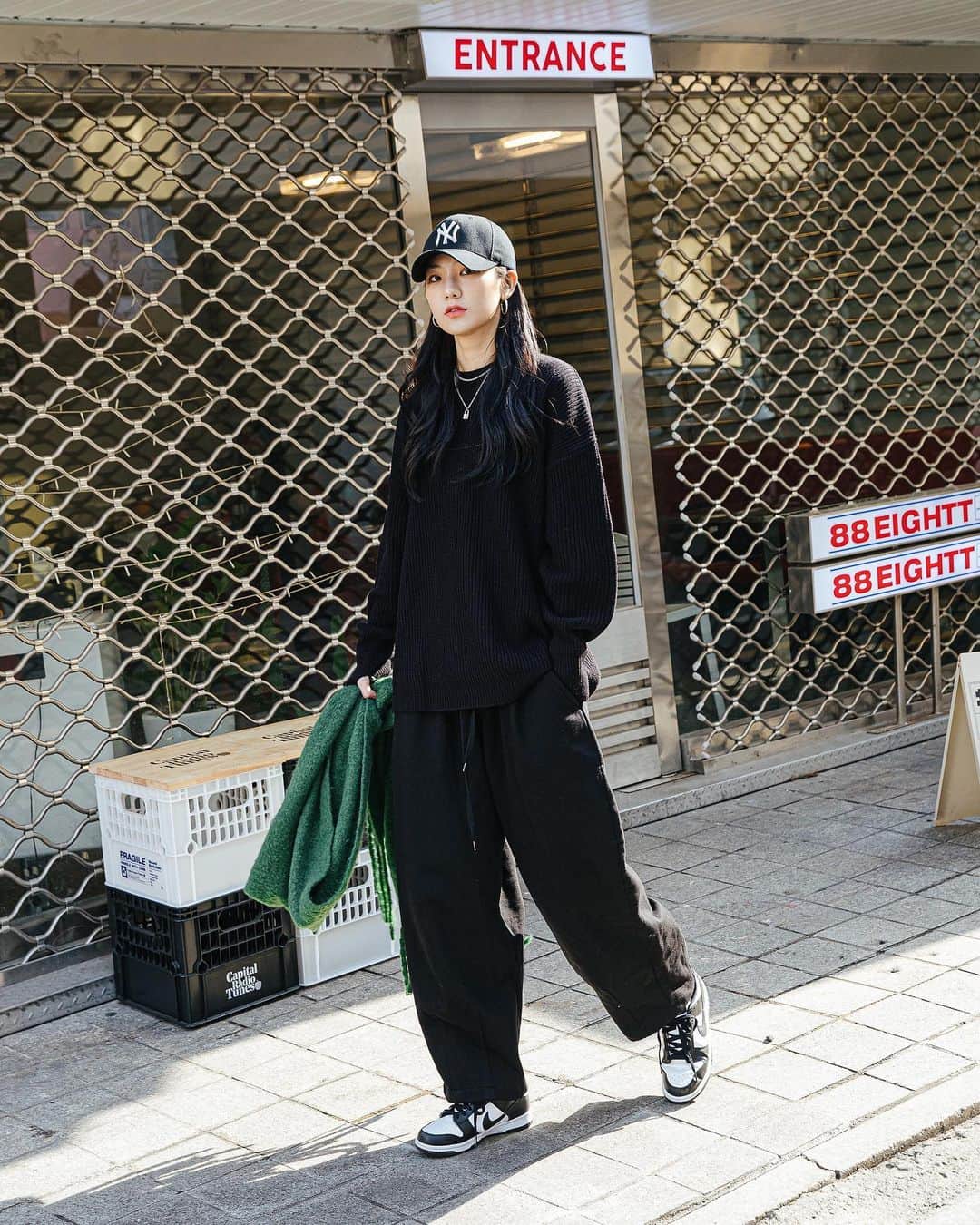 가로수길 , Seoulのインスタグラム：「Street @eunhaneul.j 🔥 신발 뺏어갈깡 🥴」