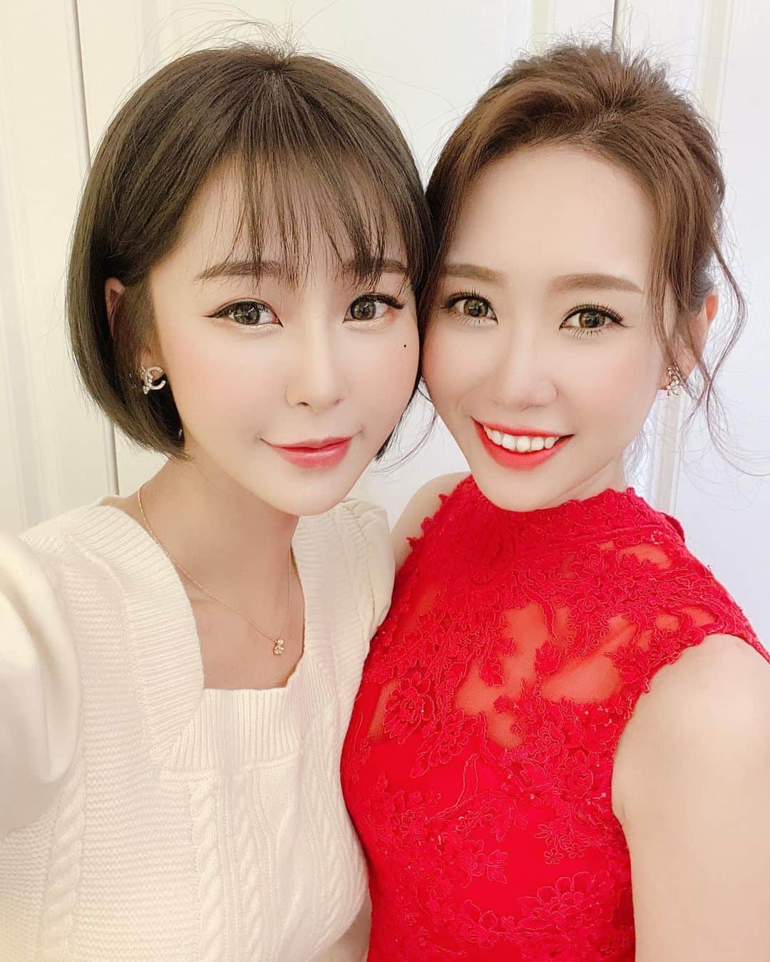 小雪（Winnie）のインスタグラム：「大家早午安㊗️ 今天妹妹好像洋娃娃😘美美美翻了 Love #doubletap #share  妹妹的好日子❤️新婚愉快 #囍#婚禮#紀錄 新娘造型 @littlepig0330  妹妹瘦好多// 👏🏻肚子消了超多，臉也變小 家人也跟著一起瘦瘦吃的保養  長期打造易瘦體質」