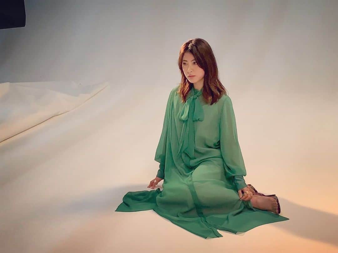 瀧本美織のインスタグラム：「💚 みえてないのですが実は襟元のとかげちゃんが 可愛いデザインなのです。 styling @mikuishikawa58    #出会い系サイトで70人と実際に会ってその人に合いそうな本をすすめまくった1年のこと   #であすす」