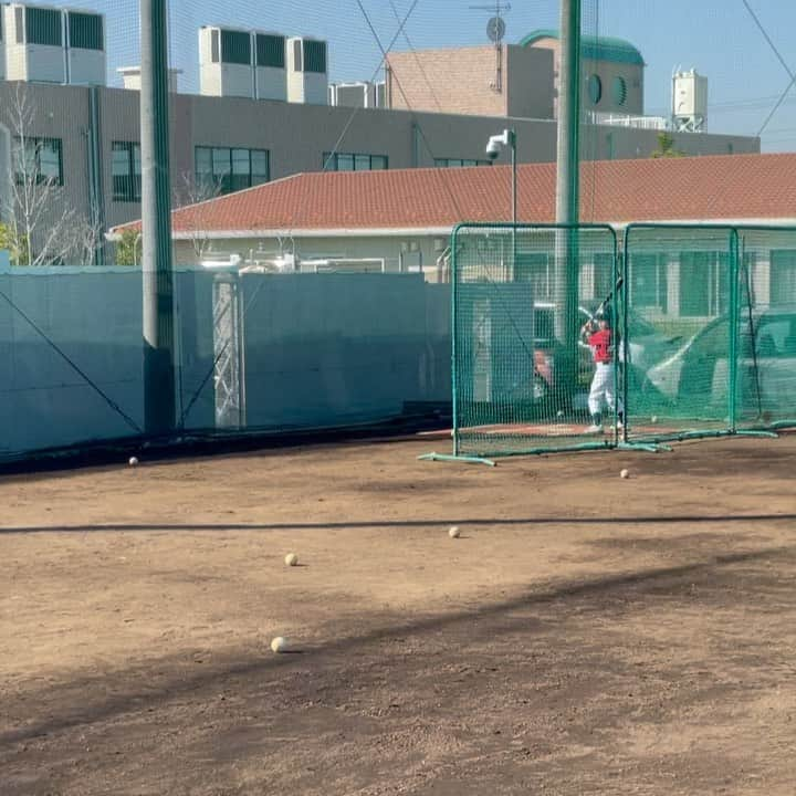 一場靖弘のインスタグラム：「土曜日のレッドストロングスの練習の様子⚾️ ・アップ(瞬発系、下半身トレーニング)で1時間 ・バッティング ・キャッチボール ・ピッチング ・ノックで終了‼️ 4年生、3年生のみピッチングをやらせました🤚 やってる本人達も上達してるのを実感してるね🤔 #千葉 #松戸市 #流山市 #三郷市 #柏市 #レッドストロングス松戸 #一場靖弘ベースボールアカデミー #両国整骨院 #野球塾 #一場靖弘 #元プロ野球選手 #ベースボール #野球 #個別指導 #野球教室 #ナイター野球 #少年野球 #シニアリーグ #ボーイズリーグ #ポニーリーグ #軟式野球 #硬式野球 #向上心 #アンダーアーマー #生徒募集中 #日々上達 #自主練 #やればやるだけ上手くなる」