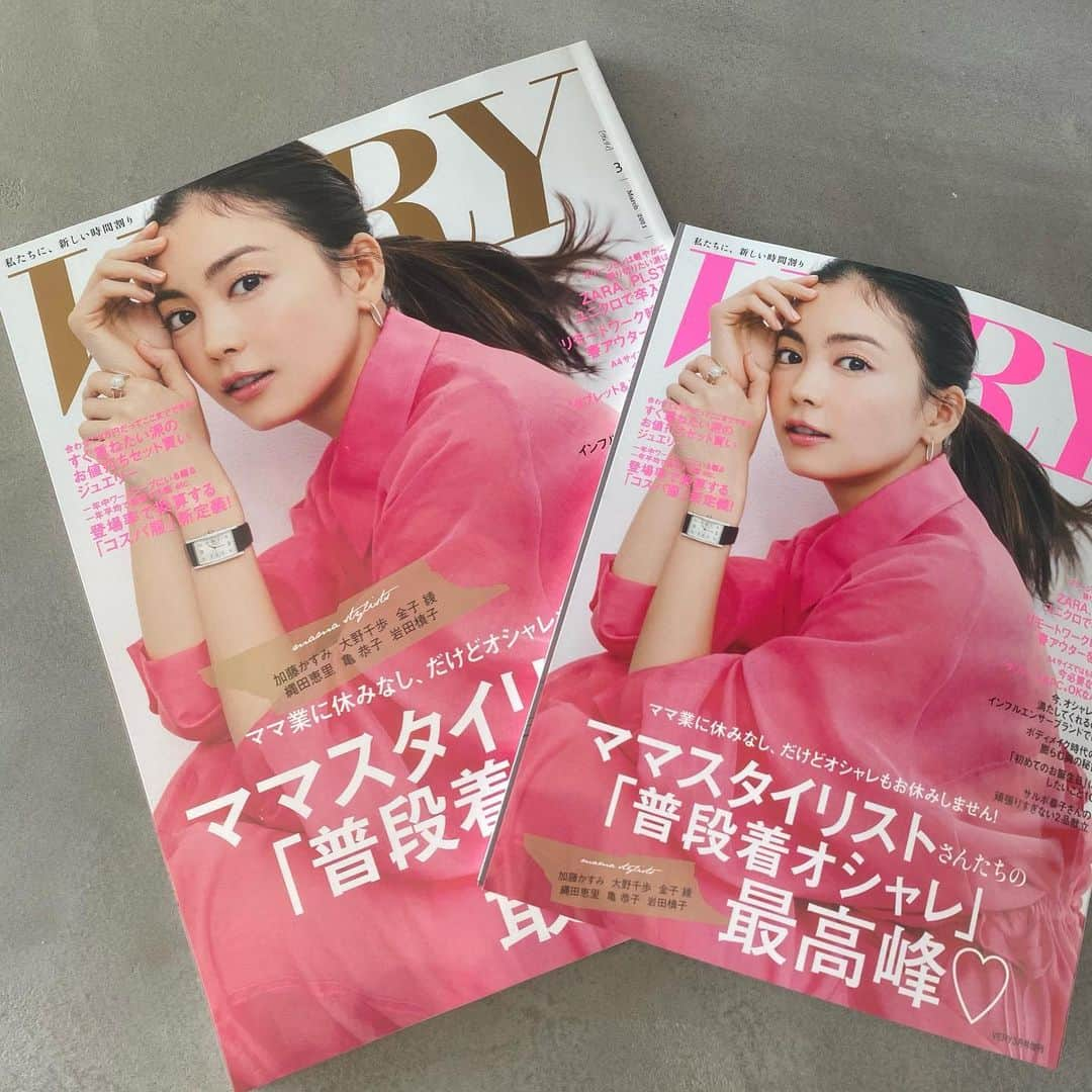 高橋志津奈さんのインスタグラム写真 - (高橋志津奈Instagram)「今月も @veryweb.jp 発売されています！ . 表紙がピンクで可愛い♡ . プチプラで作る卒入園スタイルや、みっこちゃんとスタイリストさんの連載は昔からずっとだいすきな高橋リタさんとご一緒できて感激✨やっぱりコーディネート可愛かったしとても勉強になりました！あとはVERYSTORE.を担当させていたまきました！ . そして最後の写真は　@tokyodame の卒業ページ。 初めてVERYに登場した時から知ってるので感慨深い。そしてこの写真が可愛すぎて大好き♡ . 次のステージでも輝く佳子ちゃんを楽しみにしています♪  #VERY3月号」2月6日 12時28分 - shizunan