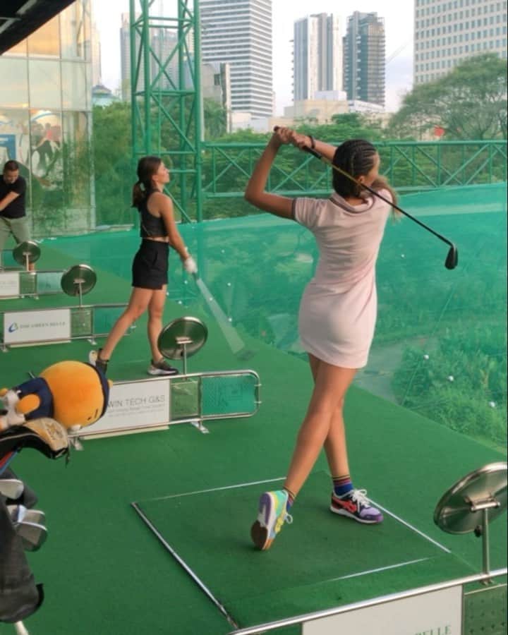 ルナ・マヤのインスタグラム：「Anak nya @sms0620 😜 #golf #lunamaya #learning」