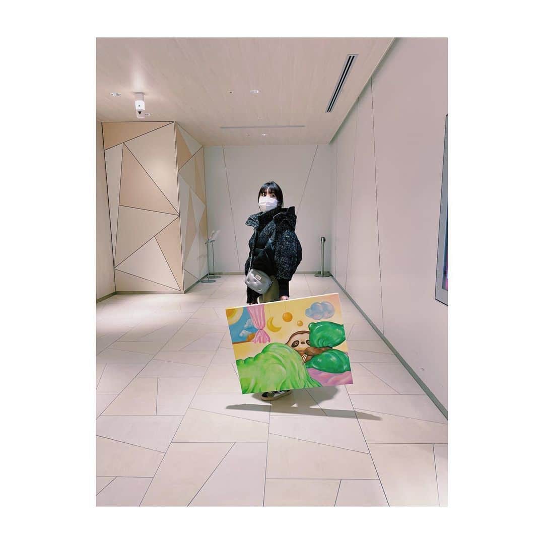 小池花瑠奈のインスタグラム：「スクランブルスクエア14階まで 🦥さんを自力で運ぶ様子  展示が始まり間もなく一週間が経ちます。 会期は2/28までの今月いっぱいです。  お越しいただいた皆様、本当にありがとうございます。 緊急事態宣言も延長され、積極的に来てくださいとは 言い難いご時世ですが、やはり足を運んでいただいて 近くで観ていただくことはとてもとても嬉しいです。  少しでも皆様の気分転換や発見、息抜きに なれたら良いなと思っております。  #松宮なつ #etepin #スクランブルスクエア #ナマケモノ#油絵 #渋谷 #展覧会 #展示会 #scramblesquare #shibuya #oilpainting #art #exhibition #oilpainting #sloth #sloths #can #stayhome」
