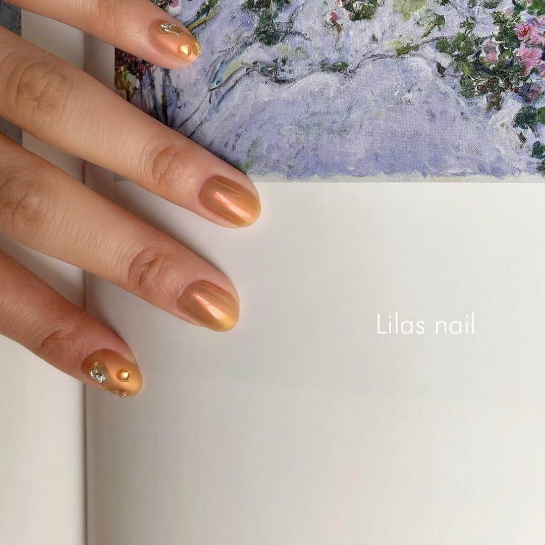 makoのインスタグラム：「* 🍊🧡 #girlynail #ガーリーネイル #ミラーネイル #glitternail #젤네일 #젤네일아트 #젤네일전문 #フレンチガーリー  #ギンガムチェック #ギンガムチェックネイル #オーダーチップ #ブライダルネイル #ワイヤーネイル  #セルフネイル #스누피네일아트 #左右非対称ネイル #ちょうちょネイル #蝶々ネイル #ヴィンテージネイル #水滴ネイル #オーロラネイル #フレンチネイル #冬ネイル #マットネイル #韓国ネイル」
