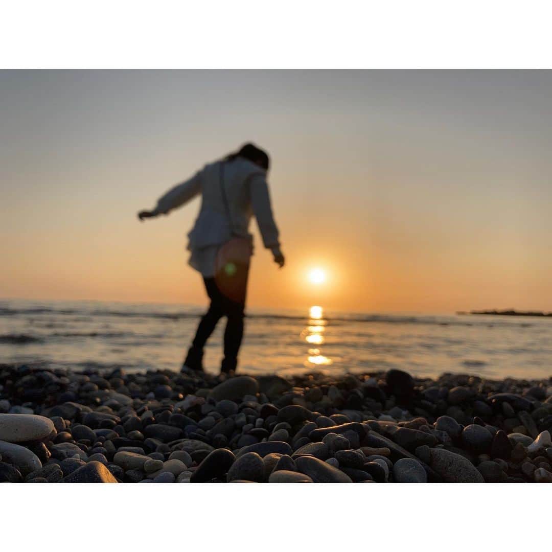 のインスタグラム：「水平線に沈む夕陽って本当に綺麗ですね🥺🌅  #インスタっぽい写真撮ってみた #最後の写真は先輩のマーカー発見したよの図 #チャッキーマーカー #ザマスターズ天草でしか売ってない #特別マーカー」