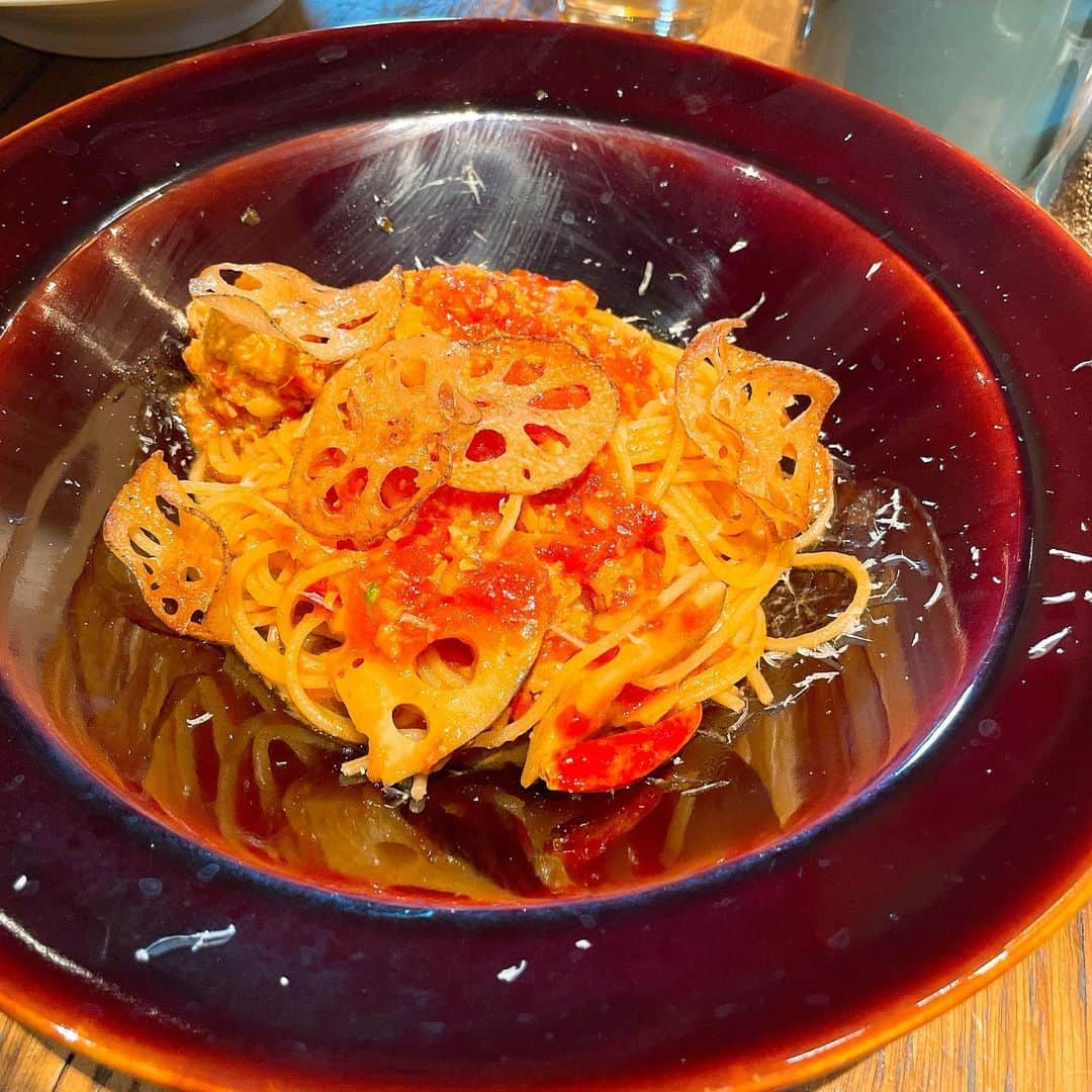 岩瀬玲さんのインスタグラム写真 - (岩瀬玲Instagram)「レンコンのパスタ✨ 美味しかった こういうの家でつくれたらいいなあ  レンコンは免疫力アップの食材として有名 ビタミンCも入ってます  熱に弱いビタミンCだけど でんぷんで守られてるので 熱にも強い❗️  食感もいいし 食物繊維も♥️  レンコンのきんぴら食べたくなっちゃったなー  #レンコン  #免疫力アップ #パスタ」2月6日 12時34分 - akirakkuma