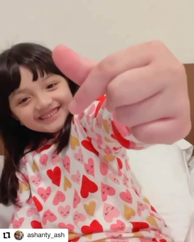 Keluarga A5のインスタグラム：「#Repost @ashanty_ash • • • • • • Ampun nii anak emang dari kecil udah seniman banget, ini minta di video plus diposting yaa bund😀 abis itu dia bilang, bun apa comment orang2?? Bagus apa nggak bun??🤦🏽‍♀️  Yg lucu dia nanya, kak loly bangga nggak dia bilang apa bun? Kak jiel bilang apa bun??  acioo ohh acioo😍 setiap hari tingkah nya selalu bikin ketawa dan gemesh😀 @queenarsy (Btw ini lagu liat di tiktok #ashantyhermansyah)」