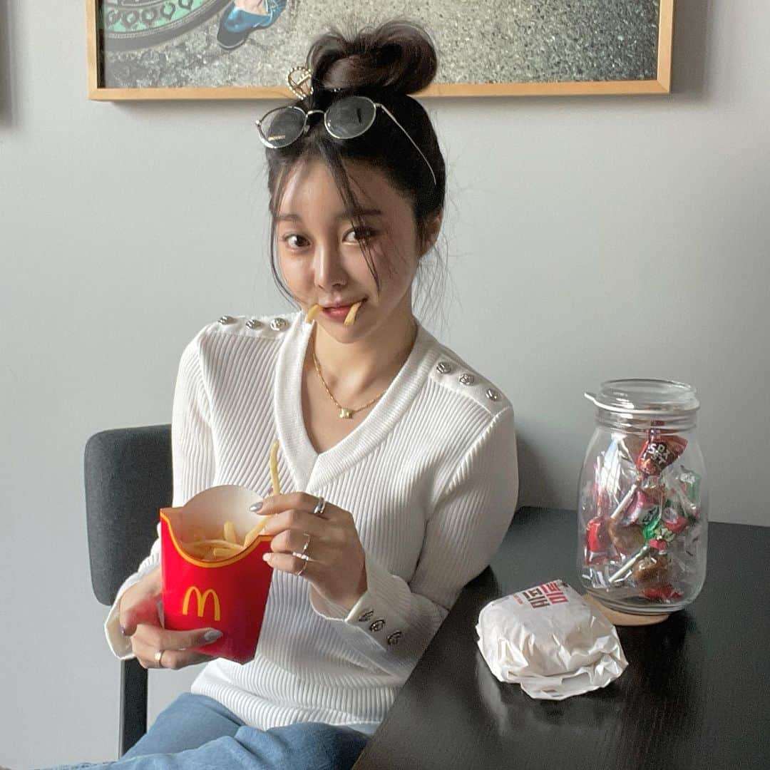 チョ・ミニョンさんのインスタグラム写真 - (チョ・ミニョンInstagram)「햄벅~🍔은 무조건 1인 당 2개 아닌가요 ?」2月6日 12時37分 - xxjominxx