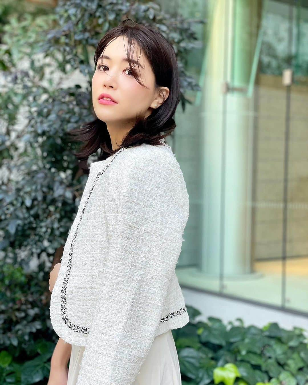 石井里奈さんのインスタグラム写真 - (石井里奈Instagram)「こんにちは💗✨ . 今日は冠婚葬祭などでも使えるオフィスコーデを甘め辛めで1コーデずつ紹介💗 @dressbrandgirl.official の4点セットスーツで着回ししました🙆‍♀️ ジャケット、ワンピ、ブラウス、パンツの4点入ってて18000円くらい！ （6枚目〜パンツコーデ） . ガラッと雰囲気変わっていい感じ🙆‍♀️ デザインもシンプルなので長く着られそうでいいよね💗 どちらがタイプかな？😚😚 . やっぱりスーツって着ると背筋がピン！となっていいですよね✨スーツ好きだなぁ💗 . 今日も撮影📸頑張ってきます❤️ . #りなまるコーデ #スーツ女子 #スーツコーデ #冠婚葬祭 #お呼ばれコーデ #お祝い #白コーデ #GIRL #ドレスブランドgirl #4点セットスーツ #スーツ #セレモニースーツ #ビジネススーツ #suit #ファッション通販 #プチプラコーデ #オフィスコーデ #きれいめコーデ #会社員 #オフィス #オフィスカジュアル #通勤コーデ #お呼ばれヘア #お呼ばれドレス #お出かけコーデ #外はねボブ #外はね #外ハネボブ #外ハネ #ヘアアレンジ」2月6日 12時38分 - ri7tin1025