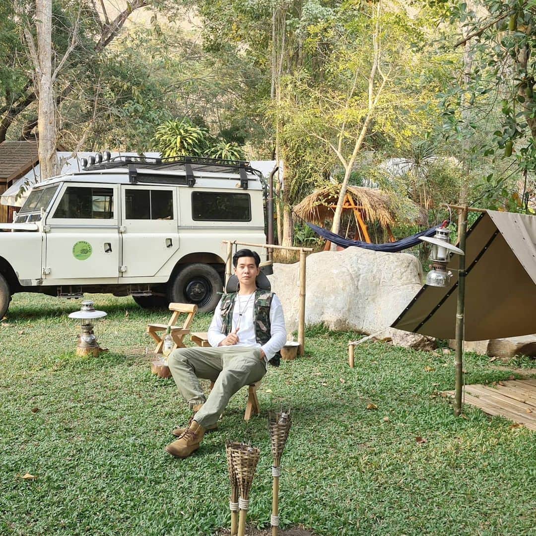 アイス・サランユーのインスタグラム：「มา แคมป์ปิ้ง (Camping) วันนี้  ถามเขาว่า รบกวนขอเปลี่ยนเป็น นึ่ง ได้ไหม ช่วงนี้ กิน ปิ้ง-ย่างเยอะแล้ว!! เขายืนยันว่า ที่นี่ ต้อง แคมป์ปิ้ง เท่ากัน  Ok ok ปิ้ง ก็ ปิ้ง!! ครับ 🙏 @hintokrivercamp  #hintokrivercamp  #kanchanaburi #serenatahotels #กาญจนบุรี Special thx น้อง @fahhpawa & N @puiilladaa 🥰🤘🙏」
