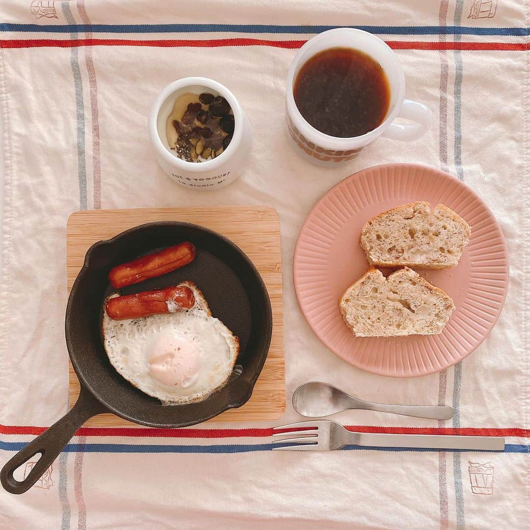 こまけいこのインスタグラム：「朝ごはん。  昨日バナナブレッドを焼いたので、軽くトースターで温めて。 一晩置いた方がしっとりして美味しい。 牛乳、バター不使用、ヴィーガンレシピ。 油は大白胡麻油を使用。 胡麻油だけど無色無味でお菓子に使いやすい油。 バターを使わないので、あっさりとしていて物足りない感はあるかもしれないけどとても美味しいです♪ レシピ通りに作ったら3本もできてしまったので1本は実家へ。  スキレットがなかなか使えてなかったので使ってみた。 熱伝導が早くて目玉焼きが堅焼きに🍳 ほんとは半熟が好き。  ヨーグルトはもうずっと無脂肪。 分離してる感が嫌な人がいるかもしれないけど、混ぜるとクリーミーになるので全然気にならない。 ブルーベリー、チアシード、パンプキンシード、ハチミツ。  バナナブレッド バナナ 薄力粉 アーモンドミルク きび砂糖 大白胡麻油 ベーキングパウダー バニラエクストラクト  昔作ったはんこを捺したクロスは今でも使ってる。  のんびり朝ごはんと言いたいところだが、洗濯物が山盛りで3回回しても終わらない。 私の服は部屋着と仕事着しかないので毎日洗濯に出すわけじゃないから、9割は子供2人のでそれが構わず出すからごっそりあるわけですよ。  ひとりで悪態吐きながら全部洗って干し終わった頃に、のこのこ娘が起きてきて、昨日焼いたバナナブレッドを食べるわけですよ。  イライラしながらコーヒー飲んでたらこぼした…。  なんて日だ！  #バナナブレッド　#バナナ　#ヴィーガンレシピ　#スキレット　#朝ごはん　#ヴィーガンではないです　#なのでいろいろつっこまないでください　#ゆるダイエット　#健康志向　#手作りスイーツ #消しゴムはんこ　#洗濯機が小さい　#洗濯物ありすぎ問題　#コーヒーこぼすbba #ひとりごとがやばい #誰も聞いてないのに喋ってる　#ところでigの投稿背景が黒になってるんだがなんで？」