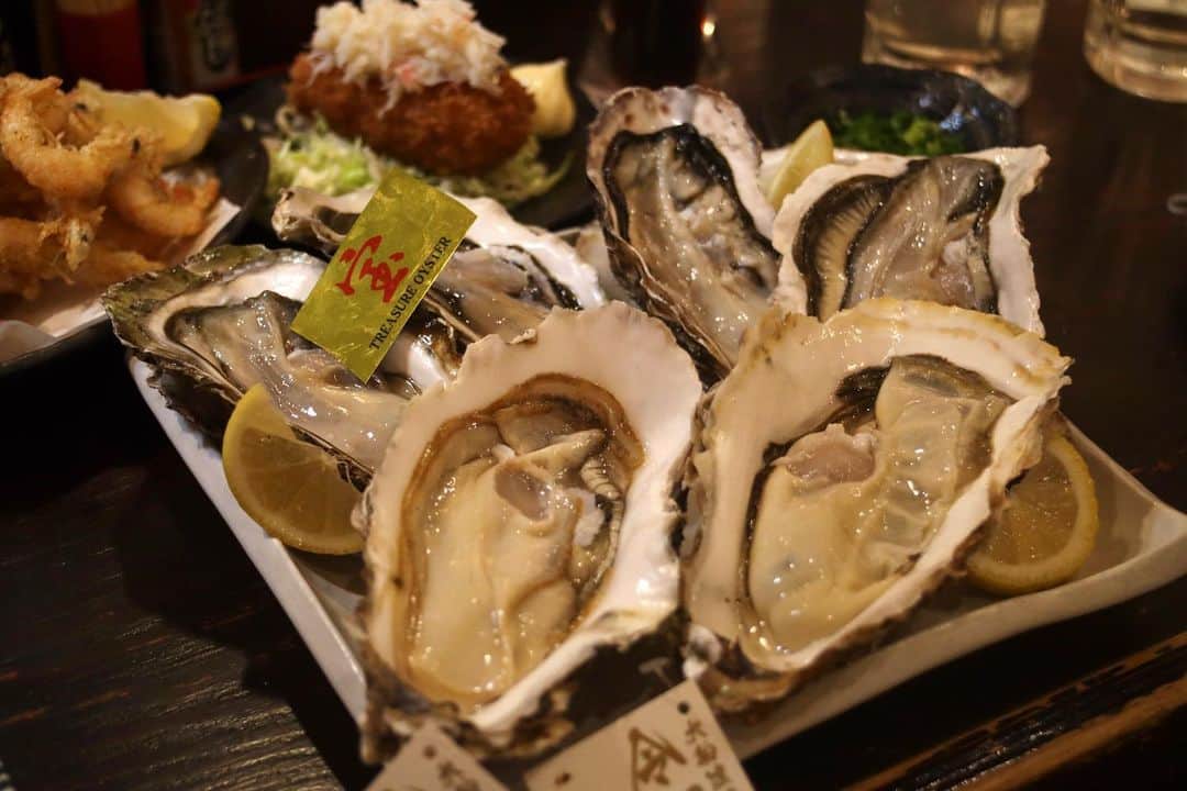 青山恵梨子のインスタグラム：「@やきとんこたろう 一口じゃ食べれない牡蠣！ 何食べても絶品！！ 店長のこたさん、休息の一枚✌️ 対策して20時まで。 是非とも #やきとんこたろう　 #南阿佐ヶ谷 #南阿佐ヶ谷グルメ  #南阿佐ヶ谷こたろう  #生牡蠣 #絶品グルメ #絶品 #東京グルメ」