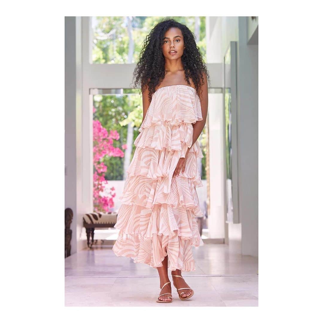 のインスタグラム：「Breathtaking ✨ Our exclusive Nadia dress in a gorgeous nude and white shell print. #OnlineExclusive #MISAworld」