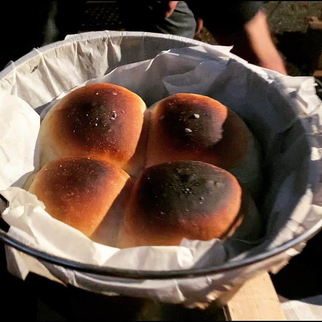 植草克秀のインスタグラム：「パン焼き上がり！﻿ ﻿ 今回はまじめにやって2回ちゃんと発酵もしたから、ふわふわの出来上がり！﻿ ﻿ 今までは一次発酵で焼いてたからダッチオーブンの大きさの大きい固めのパンだったんだ。﻿ ﻿ やっぱ何グラムまで細かくやるのはキャンプ料理としてはありえないと思ってたんだよね。もちろんなんとなく何分っていうのはあるけど。でもそれも感覚。﻿ ﻿ この時はすごくちゃんとやったし、オシャレにやるとしたらいいかもだけど、時間もかかるしアウトドア料理はやっぱざっくりがいいかも😅﻿ ﻿ 俺がキャンプをはじめた20代前半の頃は今みたいに携帯見て調べられるものじゃないから、頭で考えててレシピなんてなくて、パンの焼き加減も感覚。のせてる炭の分量にもよるし、下の火のボリュームにもよる。﻿ ﻿ 炭が少ないと時間がかかるし、多くてもうまくいかない。たくさん失敗を繰り替えさないとわからないかも。 ﻿ 下が焦げちゃったりしたこともあるし、焦げて食べれるとこだけ食べたこともある。どんな失敗も笑ってごまかしてきた。完璧なんてないからそれも含めて楽しめるのがキャンプだよね〜😆  #植草克秀  #katsuhideuekusa  #キャンプ」