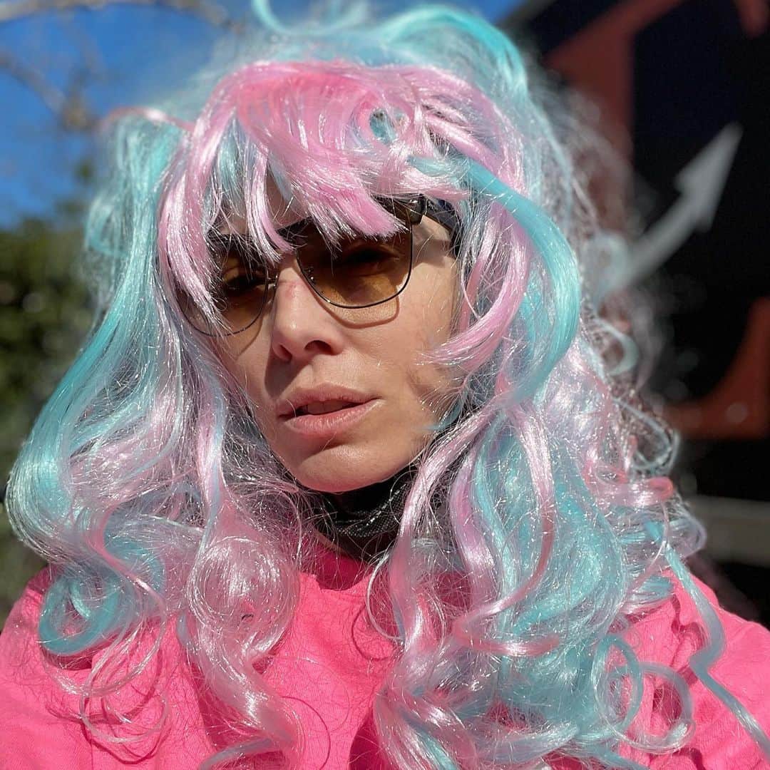 ウィットニー・カミングスのインスタグラム：「Ooh since I can’t decide between pink and blue should I just do this next?」