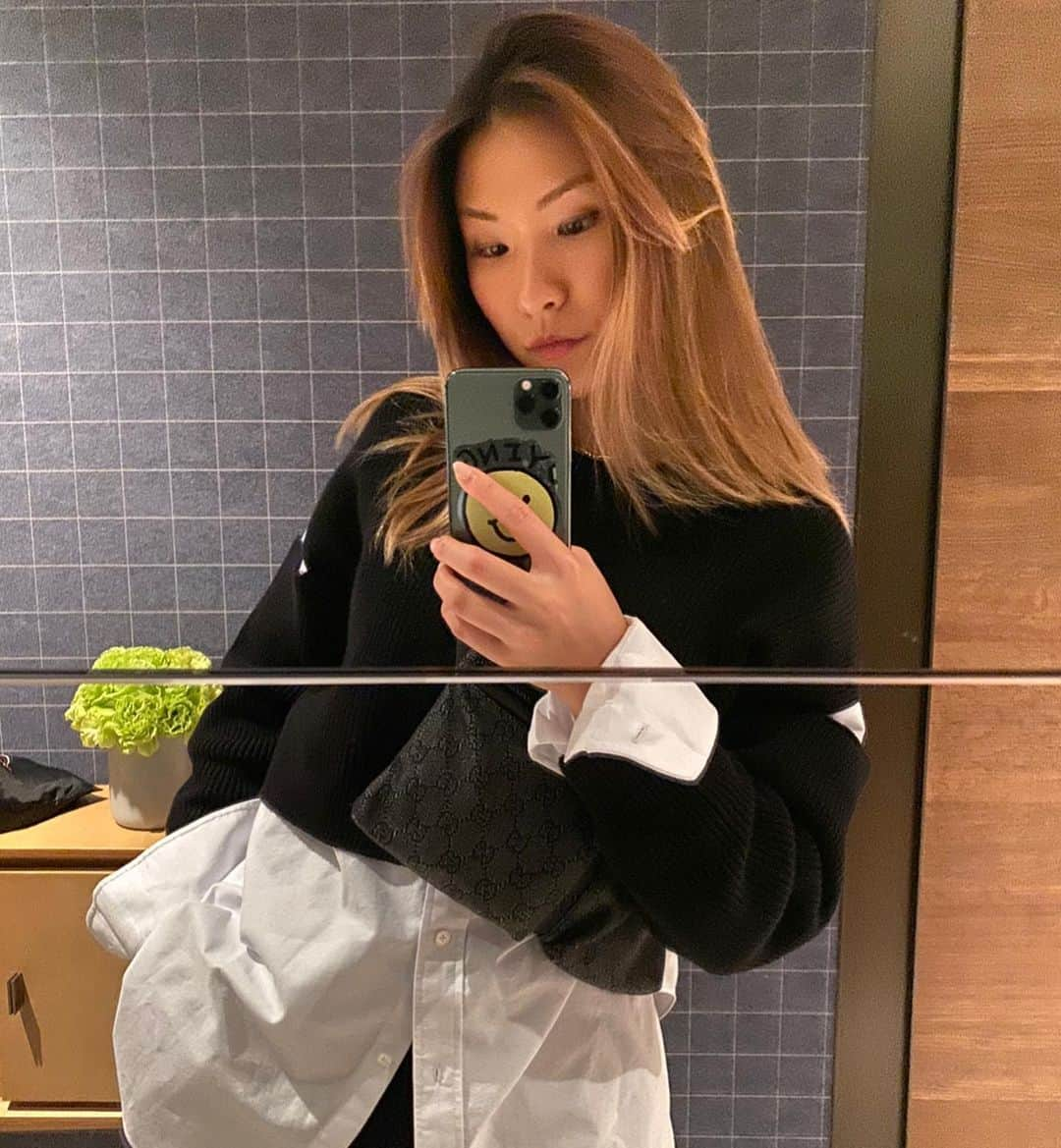 エビアン・クーさんのインスタグラム写真 - (エビアン・クーInstagram)「Winter outfit and my long hair 💇🏻‍♀️ Going through my old photos, missing the normal days we had. One of those days.... #冬服コーデ  #ハワイでできないから #ここだけで楽しむ  今日は昔の写真を見返してて 部屋の整理をしてます。 チャイニーズも正月前に大掃除するよ」2月6日 12時57分 - avian_official