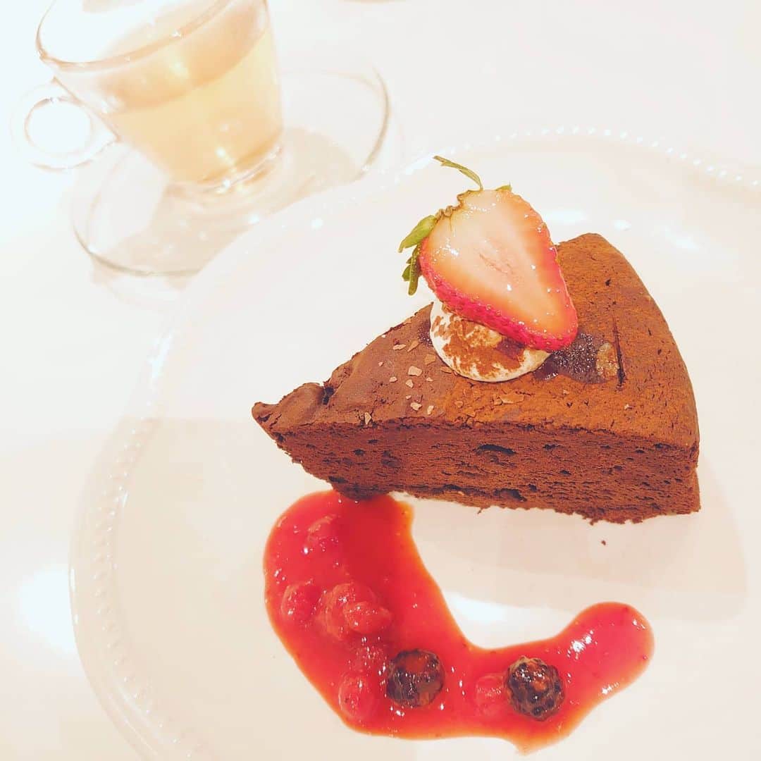清水優美のインスタグラム：「🍓  いつかの優雅なおティータイム💕😂 いーや、チョコタイム。笑  どっちでもいいけど、良き時間。🥧」