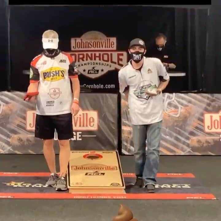 ラッシャッド・ジェニングスのインスタグラム：「Next time I play cornhole I’m trying this technique out!!! I think imma coin it as the “crap thrower”. Whatever it’s called... that boy was nice! 👋🏾 💩💨 - Shot out the @americancornholeleague for putting together a fun event for a great cause. Thank you to all the people doing philanthropic work and especially those that support @therjfoundation #ShadLovesTheKids」