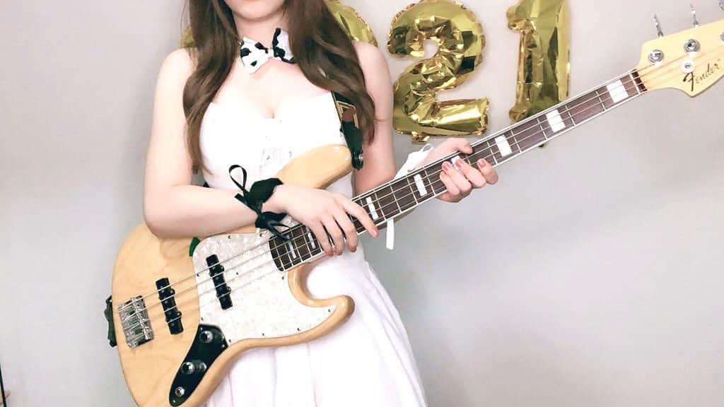 AKARIのインスタグラム：「🐮×🎸 . . . #dailylook #fashion #ootd #music #musician #bass #bassguitar #acdc  #bassist #japanesegirl #japan #follow #pink #koreanfashion #bassgram #groove #slapbass #basssolo #YouTube #youtuber #bass #ベース #ベース女子 #red #akaちゃんねる　#bassgirls #ベース弾いてみた」