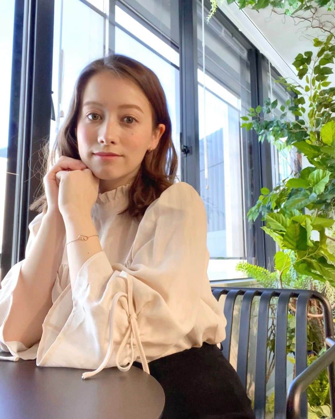 ドーキンズ英里奈のインスタグラム：「賢者の選択の 銀座スタジオのワークスペース ⠀ 緑がいっぱいで、とってもおしゃれなんです☺️ ⠀ リモート取材の日でした。 ⠀ 衣装は @attrangs_official  アクセサリーは @danielwellington  ⠀ ⠀ ⠀ ピアスもブレスレットも 輪っかのところにさりげなくロゴが入っていて 可愛いんです😊 ⠀ このクーポンコードで 15％OFFになるのでぜひ👉🎟jaerina ⠀ ⠀ ⠀ ⠀ #ダニエルウェリントン #dwgiftsoflove #バレンタインギフト #バレンタイン #attrangs #アットランス #韓国ファッションコーデ」