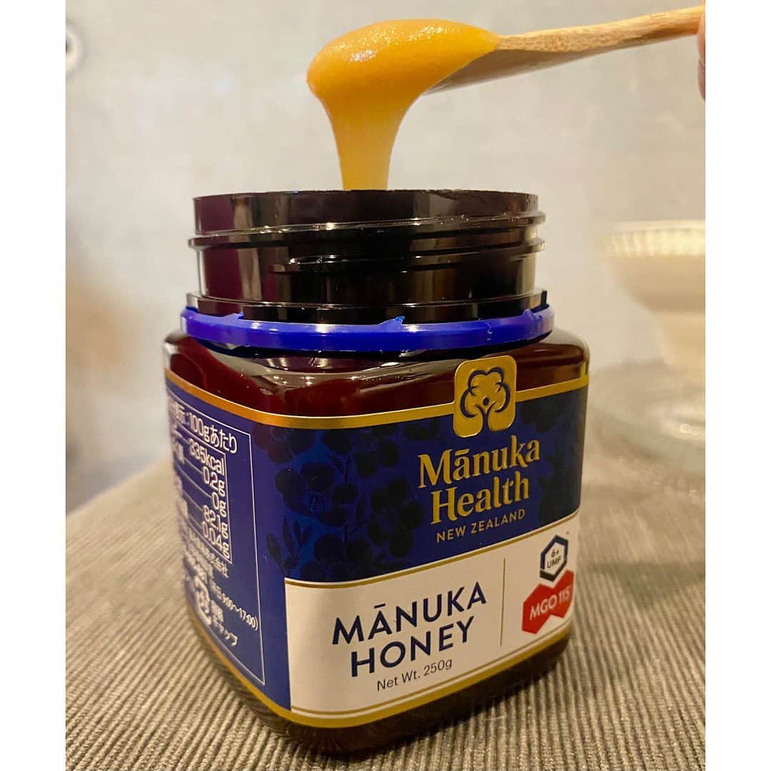 中田奈沙さんのインスタグラム写真 - (中田奈沙Instagram)「Manuka Health🍯 @manukahealth_jp 通常のハチミツより優れた殺菌・消毒成分を持っているというマヌカハニー。 マヌカヘルスのこのハチミツには天然のバリア成分（MGO）が豊富に含まれているの✨ 今のこのご時世にもぴったりだよね。 無糖のギリシャヨーグルトに入れたり、コーヒーに入れたりして毎日の生活に取り入れ始めました❤️ . #奈沙ごはん  #manukahealth #honey #manuka #manukahoney #health #beauty #foodie #foodie #foodporn #foodpic #instafood #foodgasm #foodstagram #mgo #umf #マヌカヘルス #マヌカハニー #マヌカ #ハチミツ #ハニー #はちみつ #蜂蜜 #健康 #美容 #免疫力アップ  #免疫力」2月6日 13時02分 - nasa_nakada