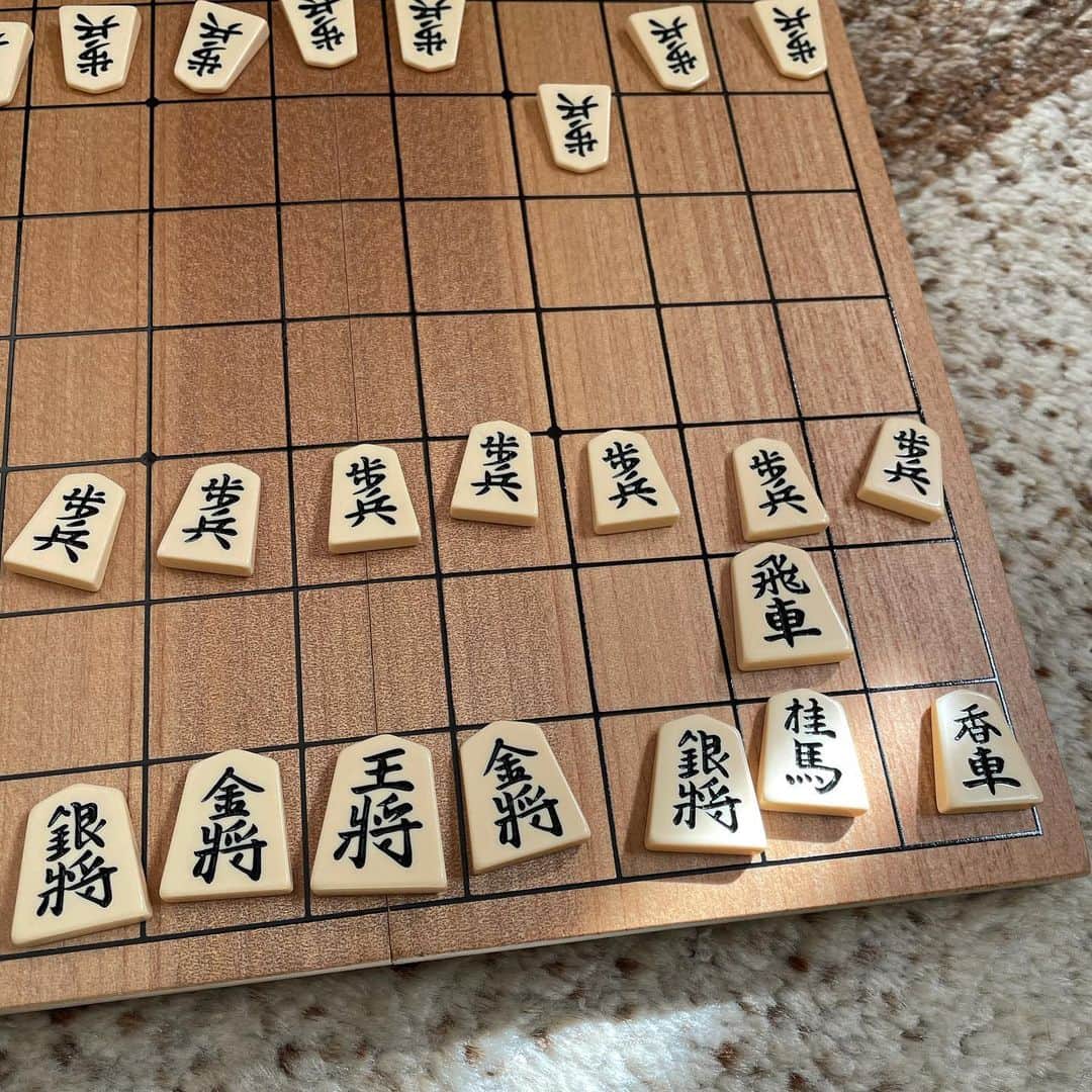 金子貴俊のインスタグラム：「息子と将棋タイム。 クラブハウスで清塚さんのピアノを聴きながら、最高です。  #将棋#クラブハウス#clubhouse」