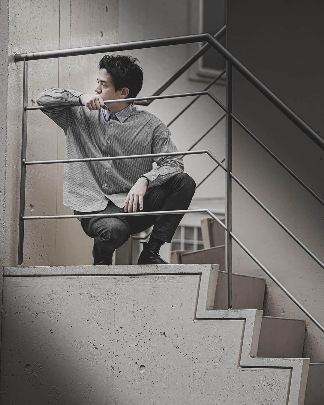 田村良太のインスタグラム：「「まどろむ」って言葉使いますか？ 僕の中で、まどろむって詩的な響きがして好きなんですよねー。  微妙な睡眠と書いて「微睡む」  なんとも言えぬ雰囲気を持っていると思うのです。  その証拠に、どんな文章でもまどろむを使えばなんとなく小説から切り取ったような世界になると思っているのです。  「教室に差し込む西日のあたたかさにまどろむ」  ほら、こんなただの居眠りサボり学生も詩的に感じませんか？ もしかして勘違いですか？笑  あと、人以外に使っても相性がいいんですよ、まどろむ。  「まどろむ黒髪」  「刻の流れがまどろんで」  「季節のまどろみを抜けて」  なんか、意味わかんないけど雰囲気あるでしょう？  どうぞ「まどろむ」を使ってあげてください。 皆さんにあげます。 僕はいりません。  今日の夜またTwitterアップします☺️」