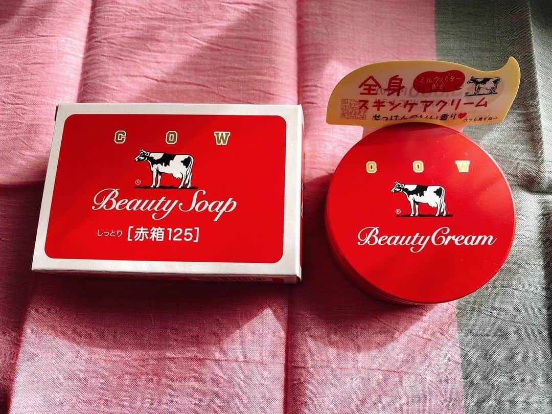 倉田雅世さんのインスタグラム写真 - (倉田雅世Instagram)「最近のお気に入り。 石鹸は布マスクを手洗いするのに使ったりします。 #カウブランド #カウブランド赤箱」2月6日 13時08分 - kuralamune