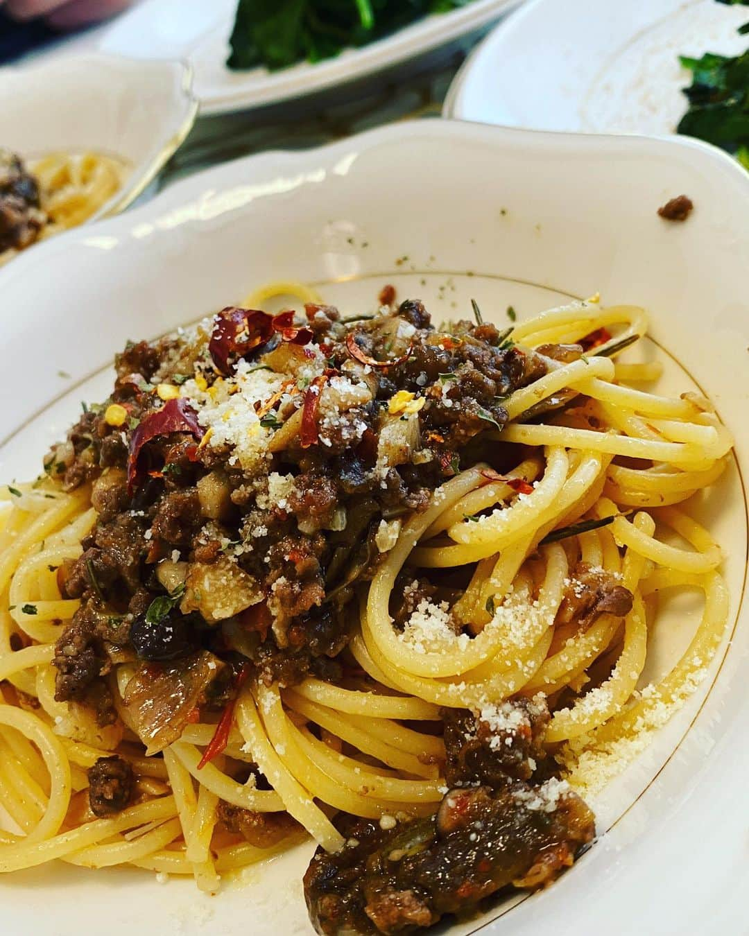 江辺香織さんのインスタグラム写真 - (江辺香織Instagram)「〜休日のリクエストパスタ〜  ◆十勝黒牛のラグーソース  ポルチーニの出汁を取って きのこ、トマト、かぼちゃの種 ローズマリー他を煮込みパスタに絡めて更にソースをかけてチーズ少々出来上がり😇　  付け合わせはほうれん草のカラスミ炒め。  お家ご飯は何が入ってるか把握できるので安心そして美味しいです😇  子供は唐辛子を入れる前のラグーソースをご飯にかけて🍚✨  3分で完食。   #cooking #stayhome #pasta #料理好きな人と繋がりたい」2月6日 13時09分 - kaori.ebe