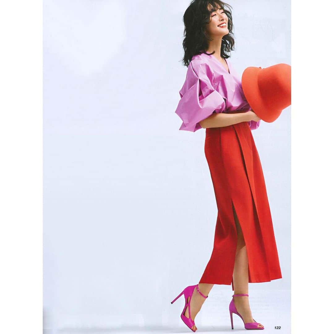 のインスタグラム：「@tokyodame in @ninaricci on @veryweb.jp   #クリスウェブ佳子 さん #ニナリッチ  #VERY 2021年 3月号  #beautifulcolors  #NINARICCI   @iza_official  #instorenow  SHOPIZA.com  #izastagram」