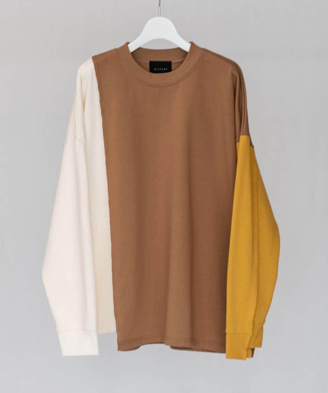 ウィザードのインスタグラム：「2021 SPRING SUMMER COLLECTION “SCREAMING LIFE"  SPLIT LONG SLEEVE T-SHIRT  度目を極限まで詰めた天竺は独特のハリ感がシルエットをキープします。 アシンメトリーに切り替えられたアウトシーム始末がディテールを際立たせます。  OFFICIAL WEB STORE https://wizzard.stores.jp/  #wizzard_fac #wizzard #fashion #tokyofashion #streetfashion #fashionphoto #designersbrand #domesticbrand #mensfashion #2021ss #ウィザード #カットソー #ファッションブランド #メンズファッション」