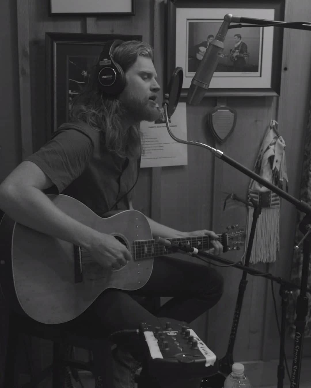 The Lumineersのインスタグラム：「A while back we recorded an unreleased Johnny Cash song, "Pretty Pictures In My Mind" for the @johnnycash Forever Words Expanded album. The song is finally out today! Honored to be included on this record 🖤   Link in bio to listen now!」