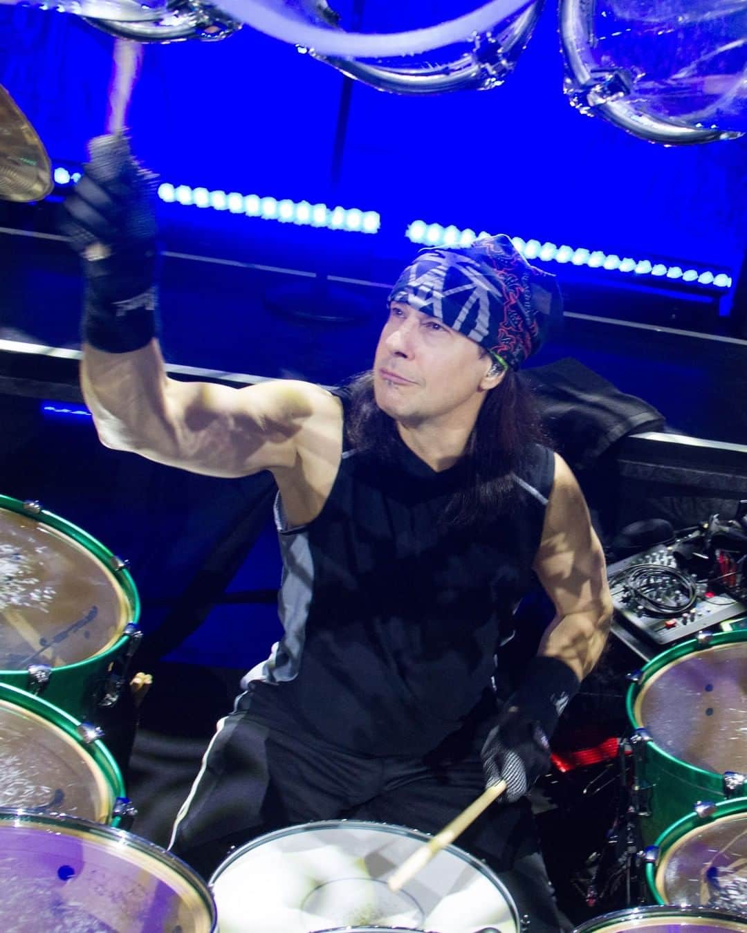 ドリーム・シアターのインスタグラム：「@mikemanginiofficial joined @mistresscarriewaaf from his drum studio to talk about his process, drum classes, making a set list, how his brain processes complex rhythms, Covid-19 lockdown, and much, much more! Check it out now at mistresscarrie.com! #mikemangini #dreamtheater #mistresscarrie」
