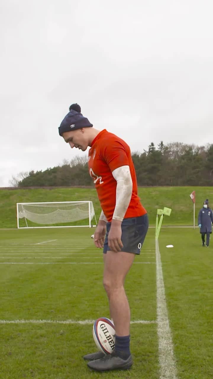 ラグビーイングランド代表のインスタグラム：「Over the bar to go under par 🏌️‍♂️ Not bad @sladey10 👌  #WearTheRose #rugby #golf #training #GuinnessSixNations」