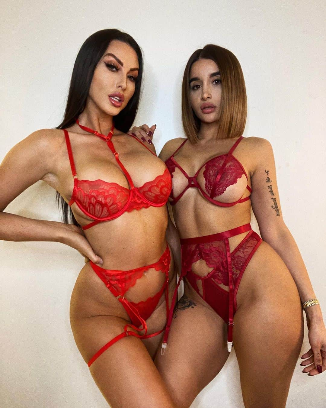 アリス・グッドウィンのインスタグラム：「Red For Danger 🔥🔥」