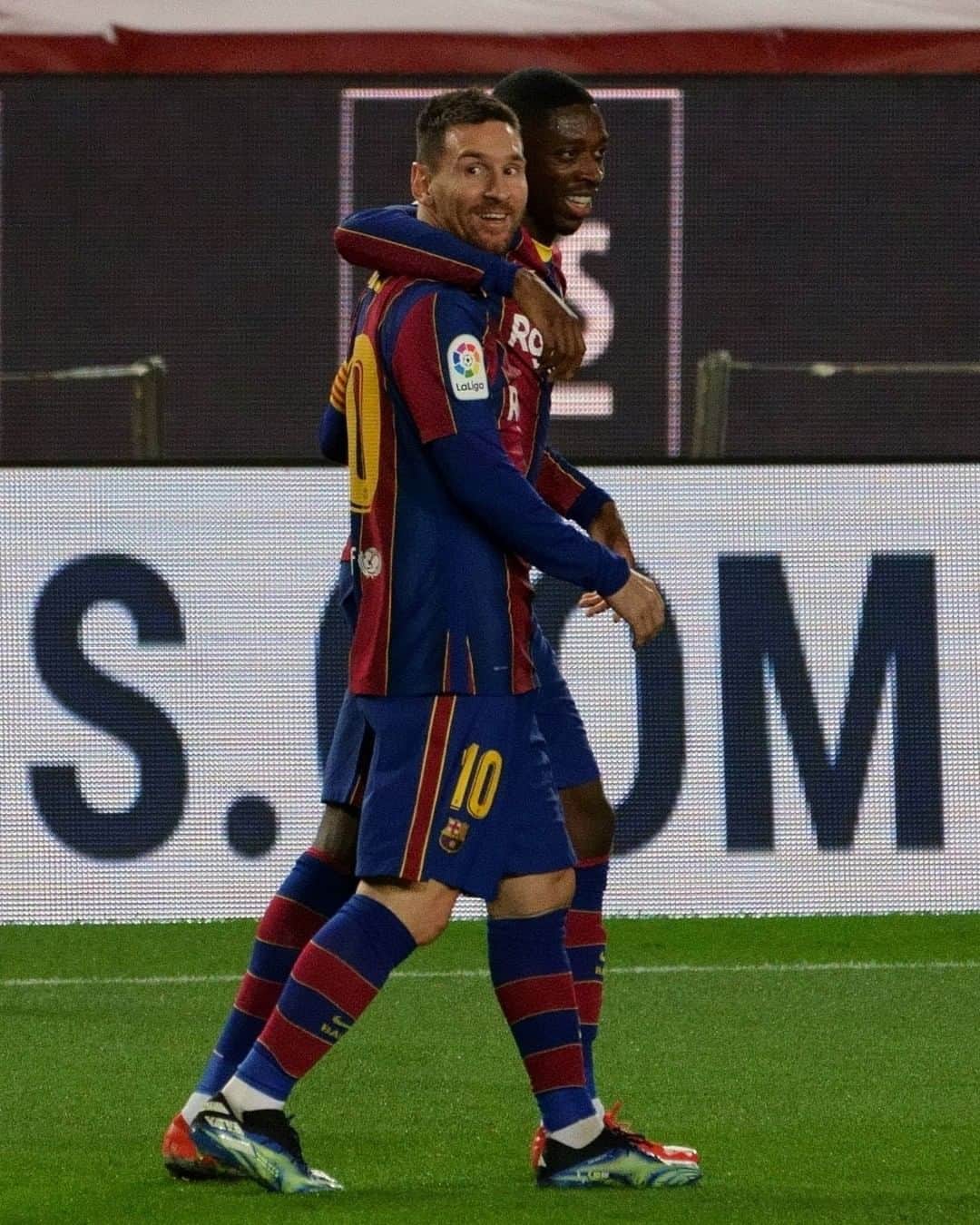 LFPさんのインスタグラム写真 - (LFPInstagram)「@leomessi 🇦🇷😍🇫🇷 @o.dembele7   #Messi #Dembele #Barça #LaLigaSantander #LaLiga #YouHaveToLiveIt #HayQueVivirla」2月6日 4時30分 - laliga