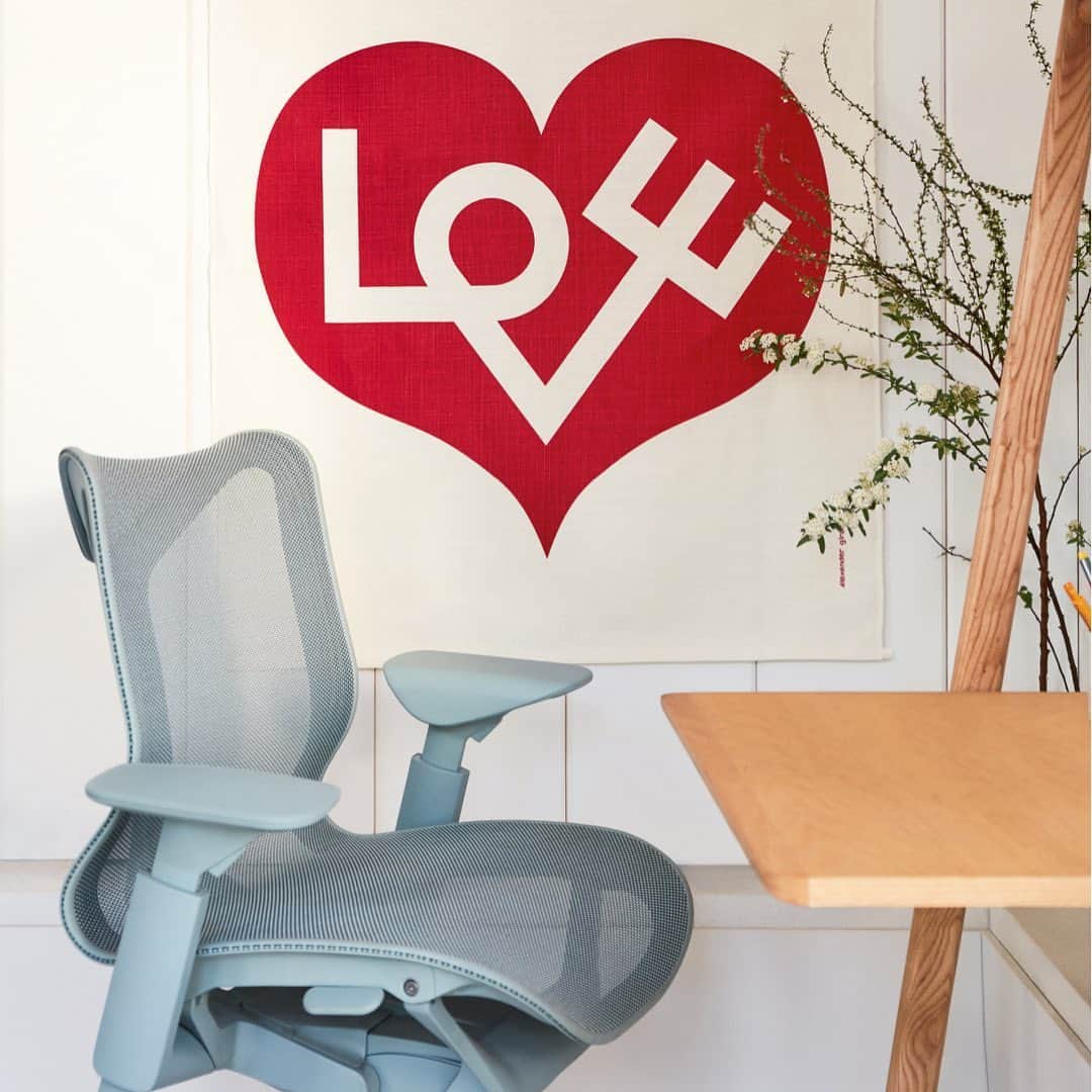 Herman Miller （ハーマンミラー）さんのインスタグラム写真 - (Herman Miller （ハーマンミラー）Instagram)「🎁CHANCE TO WIN🎁  Treat yourself and the one you love to our #valentinesday SWEEPSTAKES. We’re giving away an ergonomic performance chair (of your choice), this Girard "love" wall panel, and a frame-worthy Jiggy Puzzles puzzle to one lucky winner and their friend of choice😍. Because what better way to say you care than to share.  To enter, follow @jiggypuzzles and @hermanmiller, like this post, and tag a friend below. No Purchase Necessary. U.S only & 21+. Ends 2/12/2021. For an additional entry and official rules, head to the link in bio.」2月6日 4時33分 - hermanmiller