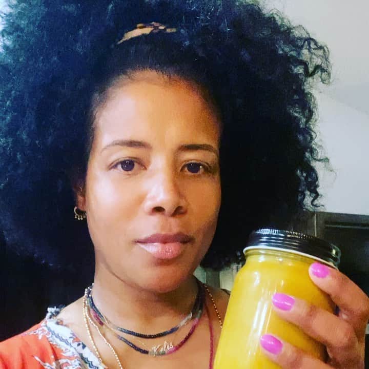 ケリスのインスタグラム：「Can I get a round of applause for the COCONUT CURRY AND BLACK RICE on this lovely freedom Friday! GOLD MINE BOX AVAILABLE NOW! Bountyandfull.com  All organic plant based  Ingredients  Coconut oil  Onions Garlic Ginger Curry leaf Lime leaf Turmeric  Coriander  Carrots Green peas  Coconut meat  Coconut butter  Smoked sea salt Ground red masala Thai chili Lime juice  Coconut milk  ALL YOU HAVE TO DO IS POUR AND STIR BOUNTYANDFULL.COM」