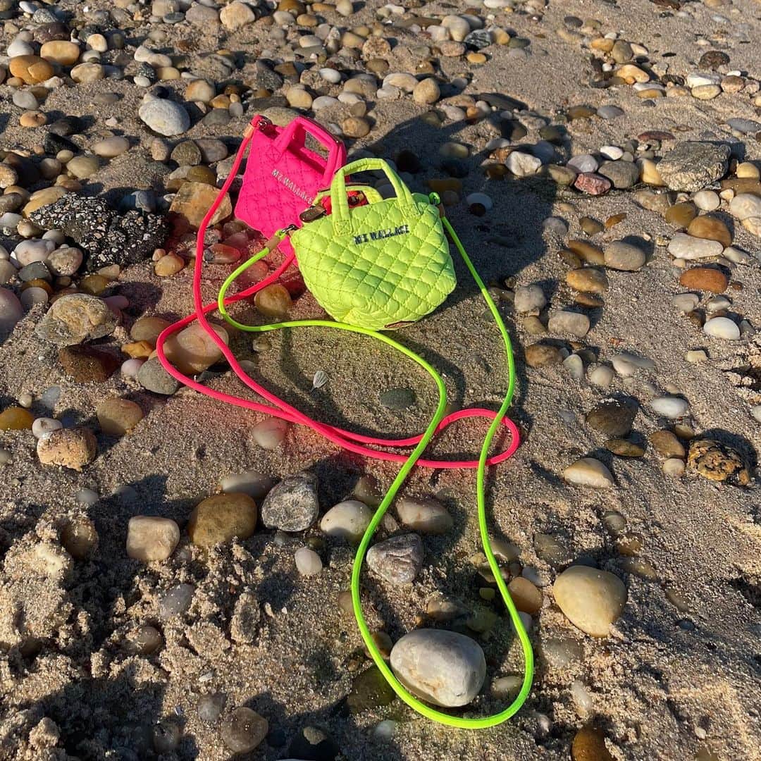 MZウォレスのインスタグラム：「"When I need to get out and clear my head, I go to the beach. I grab my Tiny Metro Tote, the dogs, and (attempt to) leave my phone at home. The Tiny is perfect for doggie bags, my mask, keys, and hand sanitizer." — @lucywallaceeustice's moment to reset. Swipe for a virtual escape.」