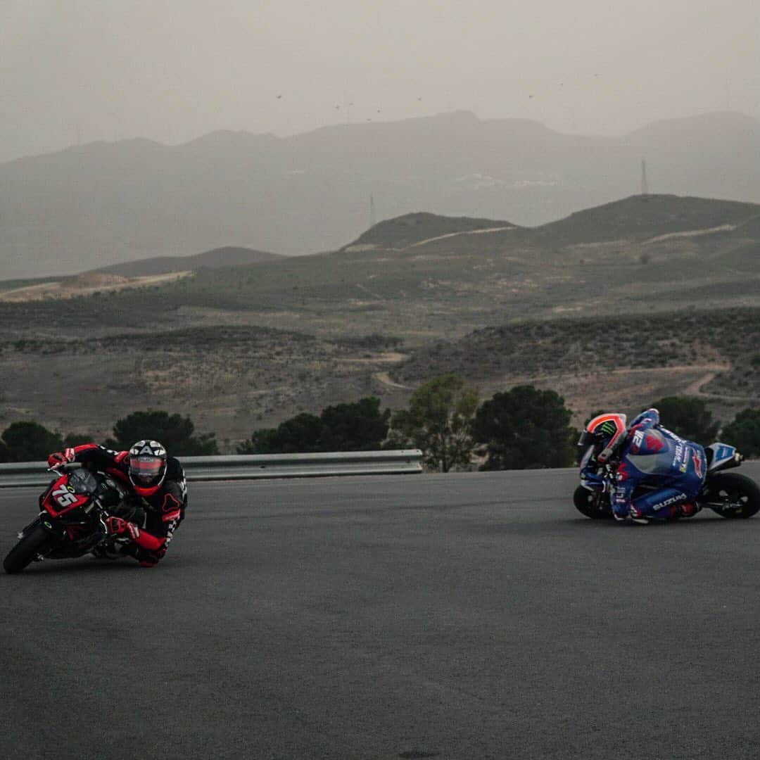 MotoGPさんのインスタグラム写真 - (MotoGPInstagram)「Hands up 🙋‍♀️🙋‍♂️ if you enjoy training with your friend as much as these two 👆 @alexrins and @albertarenas warm up for two days of private testing at Almeria! ✊💨 #MotoGP #AA75 #AR42 #SuperArenas #Motorcycle #Racing #Motorsport」2月6日 4時38分 - motogp
