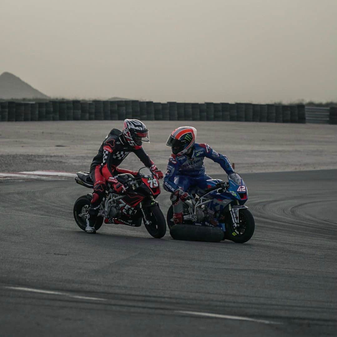 MotoGPさんのインスタグラム写真 - (MotoGPInstagram)「Hands up 🙋‍♀️🙋‍♂️ if you enjoy training with your friend as much as these two 👆 @alexrins and @albertarenas warm up for two days of private testing at Almeria! ✊💨 #MotoGP #AA75 #AR42 #SuperArenas #Motorcycle #Racing #Motorsport」2月6日 4時38分 - motogp