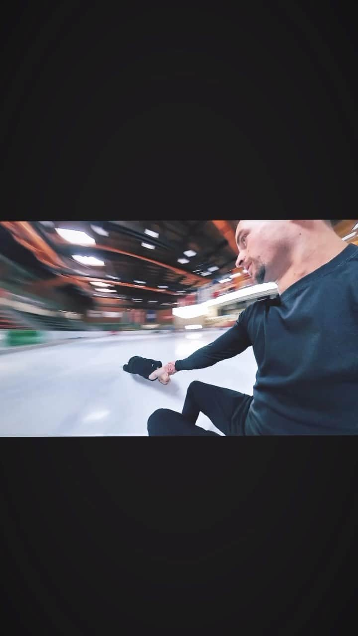 ルーベン・ブロマールトのインスタグラム：「360 degree video from forward-inside death spiral (FiDs) ⛸ @alisaefim  #figureskating #pairskating #oberstdorf  @deutsche_eislauf_union  @isufigureskating  @spitzensport_bundeswehr  @sporthilfe  @flo_team  @edeaskates  @johnwilsonblades」