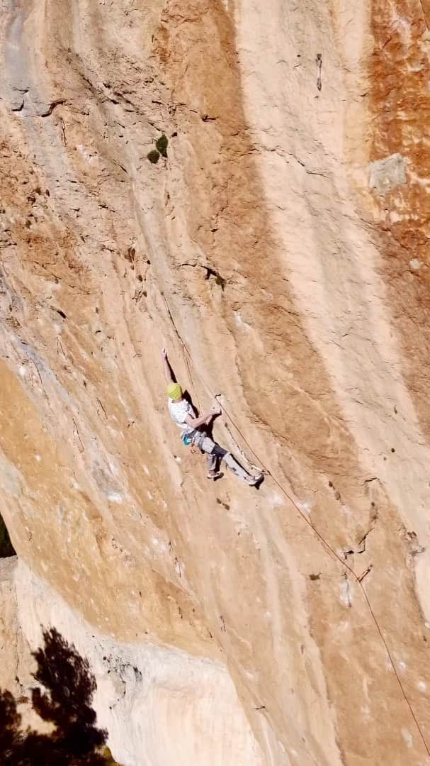 デイブ・グラハムのインスタグラム：「As my main projects were pretty haggered after the big snowstorm last month, I had to pick some other routes to try that were dry, so I decided why not try another epic long route in El Pati 🤪 It had been a while since I climbed in the sector and wow, it brought back some memories 😅 The crimpy, resistant, and technical style of these routes is quite unique, and I really enjoyed feeling the exposure and being farther than 15 meters off the ground after a few months of sticking to shorter rigs 🤣 After around five goes I found myself clipping the chain, but each go was so intense it felt rather epic 🙈 The wall is particularly intimidating; the bolts are far apart, the moves are easy to mess up, and feeling relaxed doesn’t come naturally. After punting off the bottom a few times I managed to weave my way up this nearly perfect climb (theres some very very “damp” sections of rock which is where it gets its name) and wow its a fun one! It felt so good climb longer than a minute and test my endurance again, which thankfully, has not disappeared, and seemingly improved 😆 Super syked to keep trying some routes in this style, Reina Mora is calling my name, even if its rather daunting (That crack tho 😳) Can’t wait for the next weeks of what seems to look like amazing conditions finally, and return more to Capella, First Ley, and inevitably First Round First Minute 🔥 I’ve been making some really solid progress in all three rigs, and got my beta sorted out for the last section of FR, which gets me fucking syked, and yes, I skip the mono and use a lot of kneebars (and no its not easier 😂) Fingers crossed for some succes this season, just gotta stay patient, and turn up that try hard 🙇🏻‍♂️🤞🏻Sick drone footy from my homie @esteban.ele.eme 🙌🏻 @adidasterrex @fiveten_official @petzl_official @climb_up_officiel @frictionlabs @sendclimbing @tensionclimbing @climbskinspain」