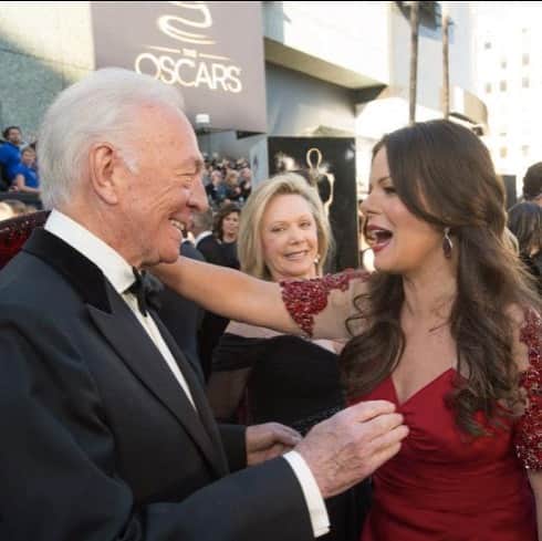 マーシャ・ゲイ・ハーデンのインスタグラム：「RIP beautiful Christopher Plummer. “To sleep, perchance to dream...” I Had the deep pleasure of working with him on  the film “Elsa and Fred” in 2014.  We shot in New Orleans, and one eveing the entire cast gathered in the French Quarter @spicer.susan fab restaurant Bayona.  Stories poured out with the many bottles of wine, the delicious food creating murmers down the long table.  At one point, after Christopher had said “DON’T TALK TO ME ABOUT SOUND OF MUSIC” (which of course we did), we asked him about Hamlet, specfically the “to be or not to be” speech.  I was curious as to why the speech is often presented as two choices. “To be (1) or not to be “ (2). To suffer (1), or to take arms (2), and then... (I was in full pontification mode) it seemed to me... “to die” was a #3.  Not at all related to one or two, but the third choice.  To give up. To Die.  To say “I don’t want to suffer and complain, nor do I want to go to war against these issues.... I’ll just give up and die. “ I drank more wine.  Christopher, not at all interested in my diatribe (oof - me having never played Hamlet, ) simply said “Ahhhh.  Yes.  And then he did the first few lines, “To be, or not to be, that is the question:  Whether ‘tis nobler in the MIND to suffer the slings and arrows of outrageous fortune, Or to take arms against a sea of troubles and by opposing end them.  He hit the word “mind”, which I’d never heard before. “In the Mind”, he said again, looking at me. “How we view the world is from the MIND.  Giving up never solved or helped anything.” SCENE!  Thank you Christopher Plummer.  You never gave up. You gave us all so many moments of happiness, insight, and discovery.  Enjoy the next journey!」