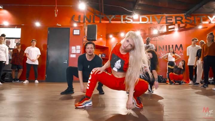Nika Kljunのインスタグラム：「🚨 Are you signed up yet for my ZOOM class 𝘁𝗵𝗶𝘀 𝗦𝗨𝗡𝗗𝗔𝗬, 𝘁𝗵𝗲 𝟳𝘁𝗵 𝗳𝗿𝗼𝗺 𝟵:𝟯𝟬𝗮𝗺 𝗣𝗦𝗧 𝘁𝗼 𝟭𝟭:𝟯𝟬𝗮𝗺 𝗣𝗦𝗧 ⏰ 👩🏼‍💻♥️⁉️ OPEN FOR THE DANCERS WORLDWIDE! Click the link in my bio to secure your spot! 🕺🏻🌟💃🏼📲👨🏽‍💻 I’m so excited 😃! #nikakljunchoreography  . After receiving a few requests for this routine I taught #Mama again a while after I originally taught and filmed it 🎥 - By then, I had not been dancing for almost a year due to a knee injury 😩🤦🏼‍♀️🤕 . I still wasn’t completely healed but if you know me, you know 😆 - I just could NOT resist dancing and sharing my energy with these two amazing dancers Judson and Klaudia 😍🌟🔥😅🤷🏼‍♀️ @judsonemery x @klaudiaantos  . I didn’t plan on dancing at all that day, but...🤪 Here we are! 💪🏼👱🏻‍♀️ 💃🏼 Me dancing full out for the first time after a year! Let’s go 😃! A little rusty but I loved this moment with my students 🥰 #MakeItHappen ♥️ . So here is a spontaneous #Mama moment 2.0 in sneaks 👟😎😜 So you know...Whatever vibe you are bringing to class on Sunday, we are going in! 💪🏼⛽️🚀 See you then! 📈 . #signupnow #sundayclass #worldwidedance #dance #dancelover #dancelovers #dancing #dancevideos #youtubevideos #viraldance #jazzfunk #jazzfunkdance」
