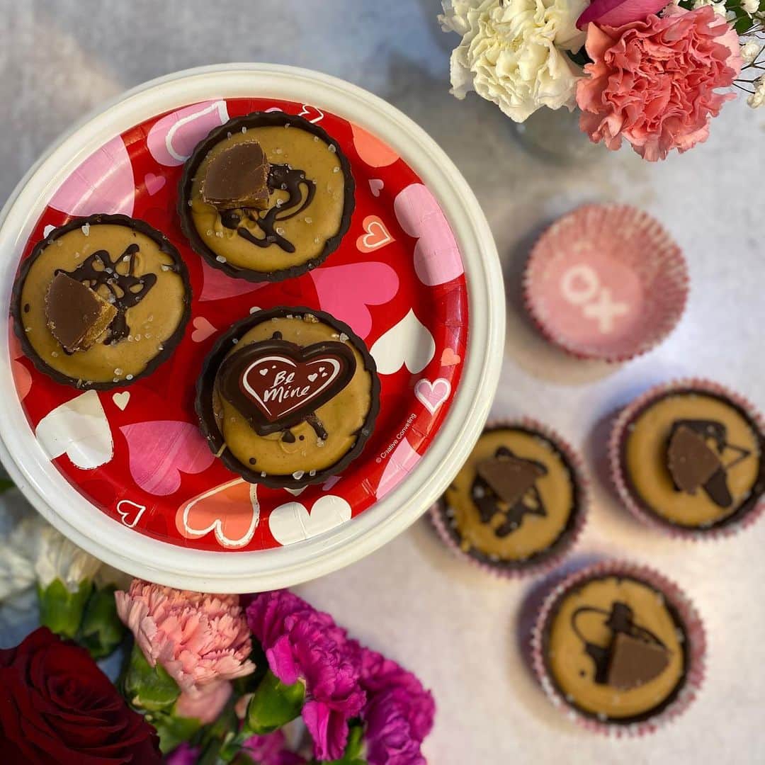 コールド・ストーン・クリーマリーのインスタグラム：「Try our Be Mine REESE’S Peanut Butter Ice Cream Cups this Valentine's Day with that special someone! 💕   {A rich Chocolate Cup filled with layers of REESE’S Peanut Butter Sauce and Chocolate Ice Cream topped with rich Fudge Ganache, Sea Salt, REESE’S Peanut Butter Cup & a Chocolate Heart}」
