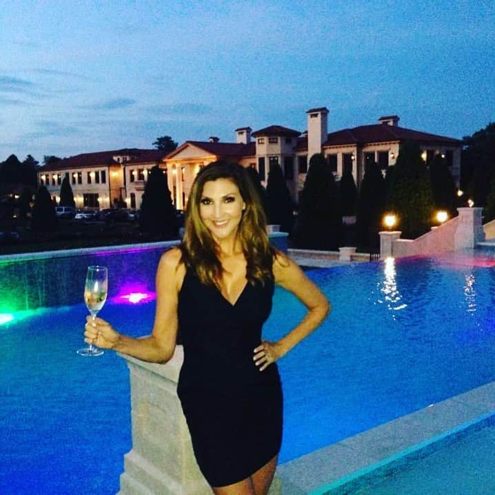 ヘザー・マクドナルドのインスタグラム：「#fbf when I went to #TheHamptons and @mrsjillzarin took me the fanciest most expensive house I have ever been to for a party I was not invited to but Jill and Bobby didn’t care. Then This couple came to my show in Boca right before the world shut down. They really laughed hard at my boat jokes. I’ll be back at it Feb 12-14 @improvhouston」
