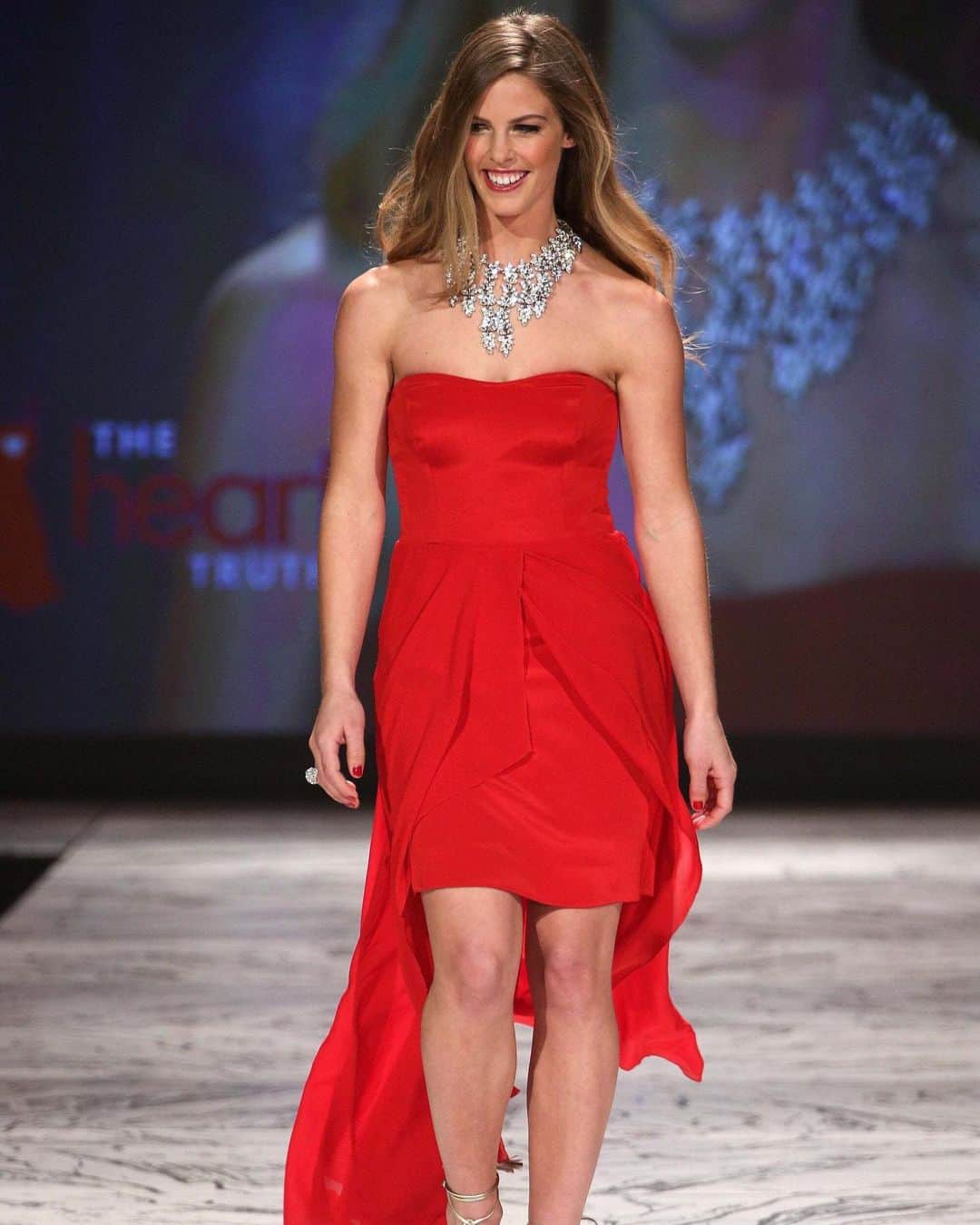 ニコールミラーのインスタグラム：「One last throwback look we love from the #wearredday event in 2013- @torahbright in a custom Nicole Miller gown. Donate to @american_heart in support of women’s health!」